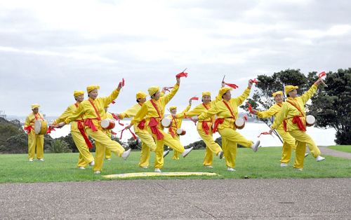 法輪功學員組成的腰鼓隊以精彩的表演慶祝法輪大法日