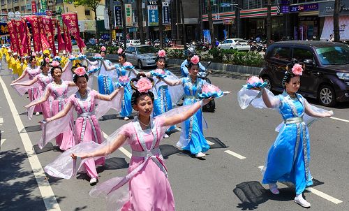 「慶祝世界法輪大法日」美麗的仙女隊手捧大蓮花降凡獻瑞，帶給民眾大法美好。很受民眾歡迎。