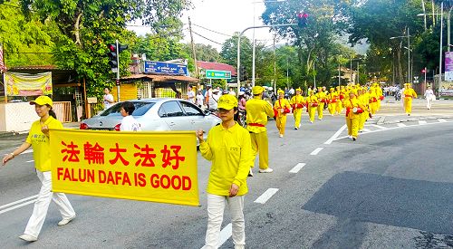 圖1-4：法輪大法遊行隊伍應邀參加「檳城和平之跑」，並在交通警察和志願警衛隊的協助開路下，引領嘉賓與民眾們步行了全程。