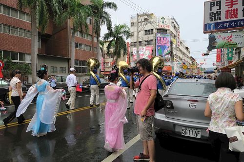 '圖5-7：民眾駐足觀看遊行隊伍，並拍下難得一見的畫面。'