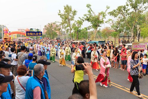 '圖4：天國樂團後面緊跟著的是吉祥獻瑞的法輪功仙女隊伍，民眾爭相拍照。'