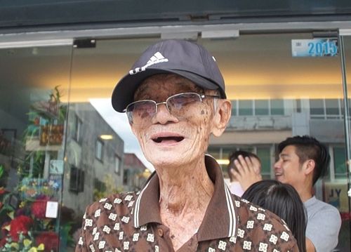 '圖10：馮老先生滿懷欣喜地給法輪功送上祝福：「祝法輪功發揚光大。」'