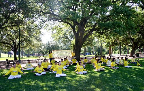 法輪功學員在赫爾曼公園（Hermann Park）展示功法