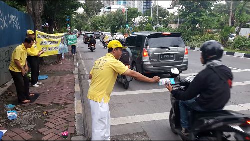 學員向路人分發大法真相資料