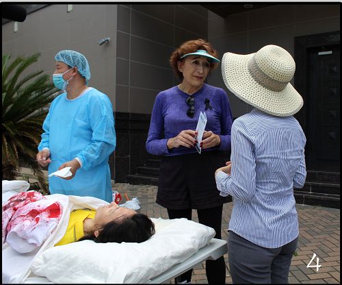 阿靈女士（中）知道真相後，動地在簽字板上簽名支持停止迫害法輪功。