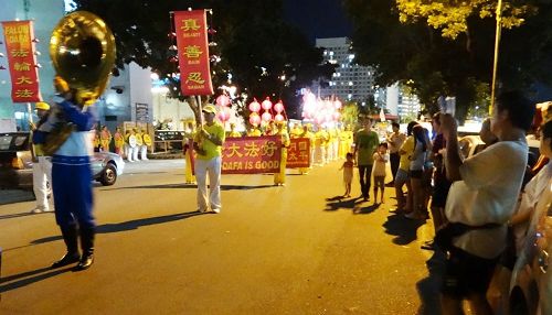 '圖5：法輪功學員應邀在檳城五條路彩虹公寓，華人集中區遊行，與當地民眾歡慶中秋。'