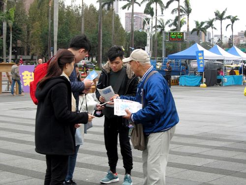 圖6：中西遊客喜聞法輪功真相，表示要等待觀看學員集體大煉功和天國樂團的表演。