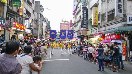 '圖3：淡水環境藝術節遊行，「真、善、忍」隊伍最受矚目，成為遊行中一道獨特的風景線。'