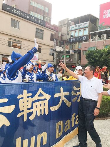 '圖5：新北市副市長侯友宜還特別到法輪功隊伍與團員握手致謝。'
