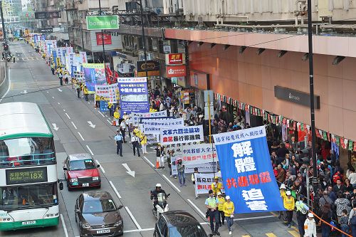圖8～13：法輪功學員的遊行傳達真相，呼籲解體中共、法辦元凶、結束迫害。