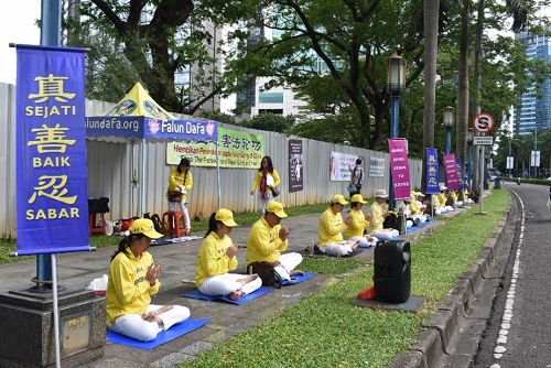 圖1：國際人權日，印尼雅加達法輪功學員中使館前抗議迫害