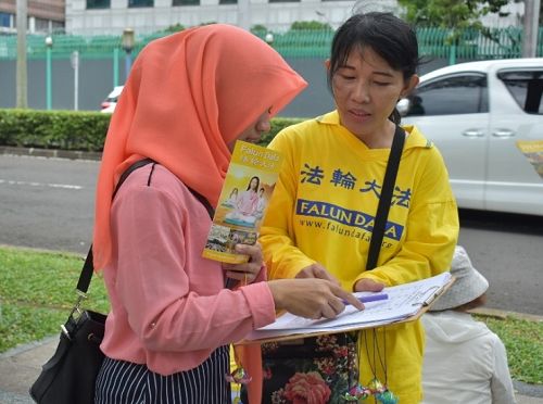 圖2-3：，路人簽名，支持對迫害元凶江澤民的控告