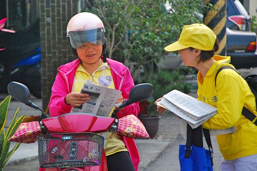 圖4-5：法輪功學員向沿途鄉民介紹法輪功真相。