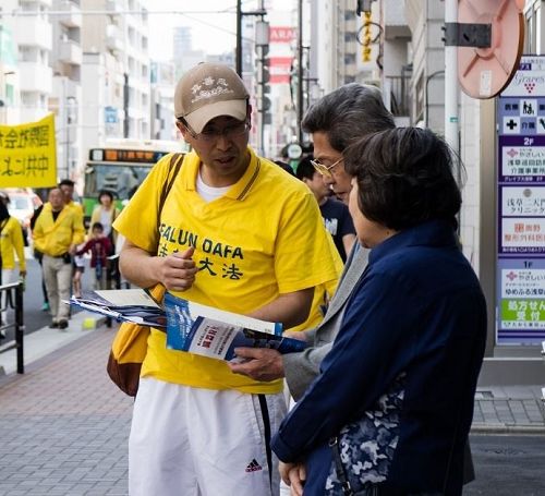 '圖3：法輪功學員向路人講真相'