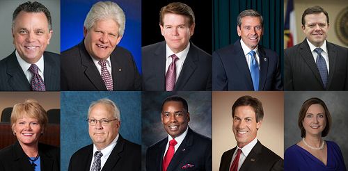 圖1：宣布法輪大法日的十個城市市長（從左到右）：艾迪遜市長Todd Meier、艾倫市長Stephen Terrell、阿靈頓市長W.Jeff.Williams、伯德福特市長Jim Griffin、伯俐遜市長Ken Shetter、海蘭村市長Charlotte Wilcos、路易斯維爾市長Rudy Durham、布蘭諾市長Harry Larosiliere、珀若斯坡市長Ray Smith和南湖市長Laura Hill。