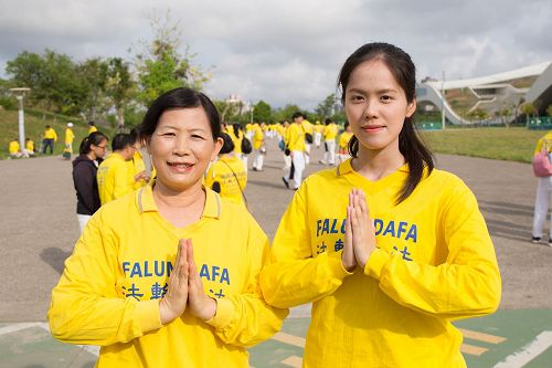 '圖4：美容美髮設計師惠宇與女兒同修大法，她說：「修煉大法的人是世界上最快樂的人。」'