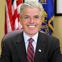 長島薩福克縣（Suffolk County）執行長史蒂芬•拜隆（Steven Bellone）