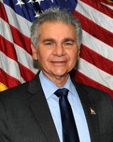 長島格倫科夫市（Mayor of Glen Cove）市長雷金納•德斯皮內洛（Reginald Spinello）