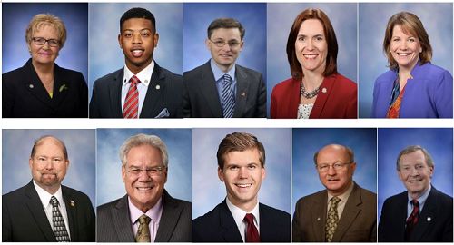 '圖1：第一排從左至右：Rep. Kathy Crawford（決議案起草人），Rep. Jewell Jones，Rep. Martin Howrylak，Rep. Winnie Brinks，Rep. Christine Greig。第二排從左至右：Rep.John Chirkun，Rep. Jim Ellison，Rep. Adam Zemke，Rep.David Maturen，Rep. Tim Kelly'