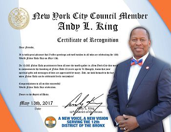 圖3：紐約市第十二選區市議員安迪﹒金（Andy King）頒發榮譽證書，祝賀萬名法輪功學員相聚紐約慶祝第十八屆世界法輪大法日並李洪志師尊傳法二十五週年。祝願人們能早日在（中國）自由的修煉。