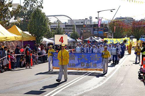 圖1-4：二零一七年五月二十七日，悉尼法輪功團體參加了本年度西悉尼黑鎮市（Black Town）的盛大嘉年華遊行，被當地紐省議員譽為「優秀團體」。