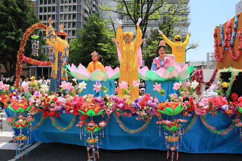 '圖1～3：參加第四十一屆廣島鮮花節的法輪功隊伍和花車，氣勢磅礡，絢麗多彩'