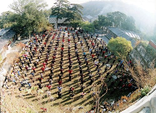 '圖一：一九九六年十月三十日海內外學員在北京戒台寺集體煉功'