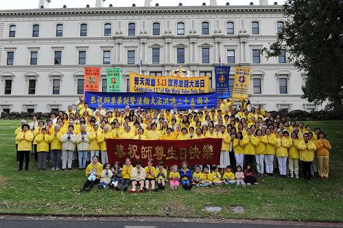 '圖1：二零一七年五月六日，墨爾本法輪功學員聚集在市中心菲茲洛伊公園（Fitzroy Garden），提前慶祝「五一三世界法輪大法日」。圖為學員們虔敬合十，恭祝師尊生日快樂。'