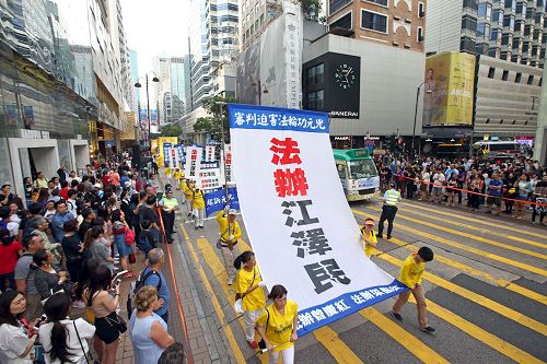 '圖12～19：法輪功學員的遊行隊伍向人們傳達真相。'