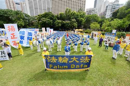 圖4.. 法輪功學員在維園整隊等待出發遊行。