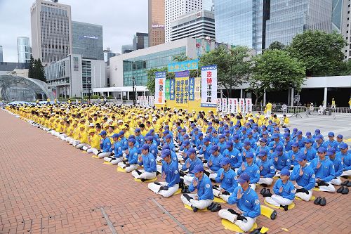 '圖3～5：上千名法輪功學員在中環愛丁堡廣場上集體煉功。'