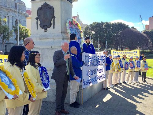 '圖2：綠黨議員Steffan Browning在國會大廈集會現場發言，支持並鼓勵法輪功學員。'