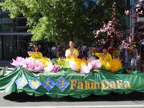 '圖5：法輪功學員在遊行之前展示功法。'