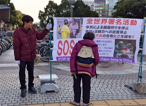圖2：勝見女士注視真相橫幅很久。