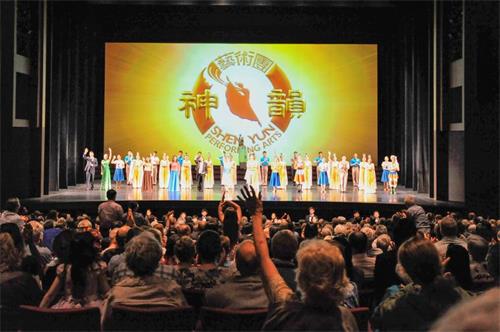 '圖4：二月十三日晚，神韻國際藝術團在阿德雷德的演出大爆滿的盛況。'