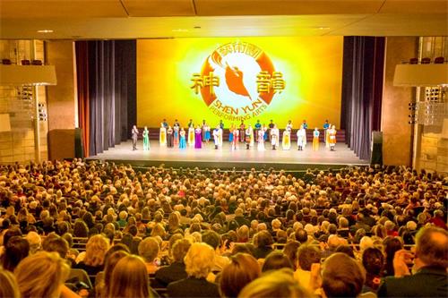'圖7：二零一八年二月九日至十一日，神韻紐約藝術團在丹佛布爾劇院（The Buell Theatre）上演了四場演出。圖為，十日下午演出爆滿的盛況。'