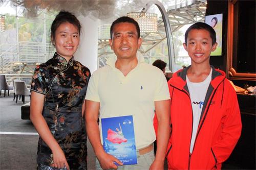 '圖14：前大陸交響樂團小提琴手謝宏攜一對兒女觀賞了美國神韻國際藝術團在悉尼Lyric劇院的最後一場演出。'