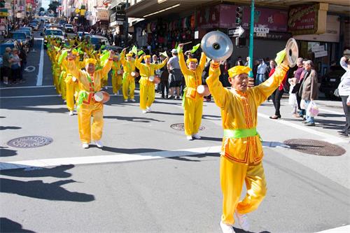 '圖1～42：法輪功學員舉辦新年遊行，給民眾拜年送祝福'