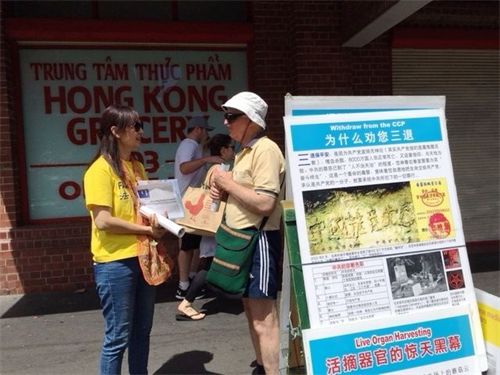 '圖2：格裏默爾（Lyndon Grimmer）先生在和法輪功學員交談。'