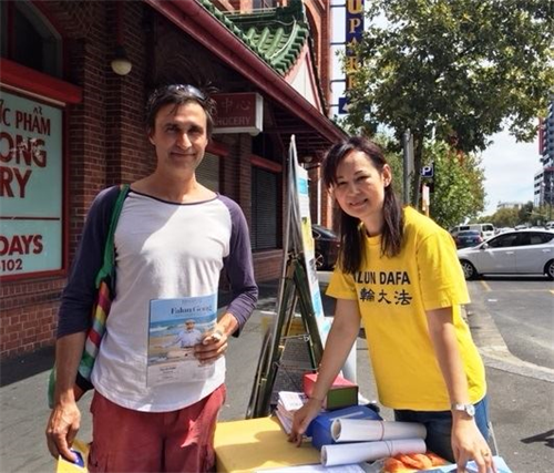 '圖3：製衣公司老闆穆爾赫斯（Chris Mulhears）先生（左）和法輪功學員合影。'