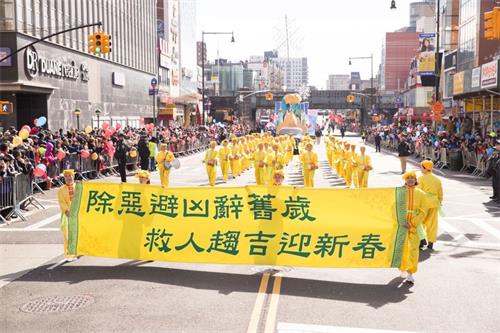 '圖1～6：「全球退黨服務中心」參加紐約法拉盛中國新年戊戌年大遊行，給民眾拜年、送福。'