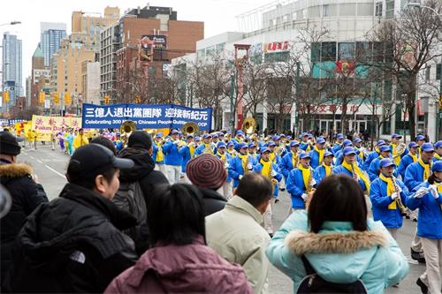 '圖3：二零一八年三月十日部份多倫多法輪功學員和民眾在市中心舉行「聲援近三億人退出黨團隊」為主題的大遊行。'