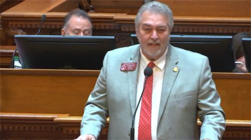 '第944號決議案決議案發起人之一，德韋恩•希爾（Dewayne Hill）議員在眾議院投票表決前向全體議員介紹該決議案。'