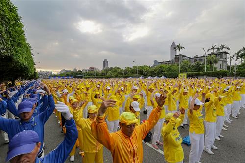 '圖1：2018年4月22日下午，五千多名台灣北部地區法輪功學員在凱達格蘭大道集體煉功。'