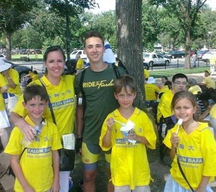 積極參與推動禁止中共活摘器官備忘錄法案的法輪功學員戴安娜女士（左二）