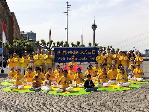 '圖1：法輪功學員恭祝師父生日快樂'