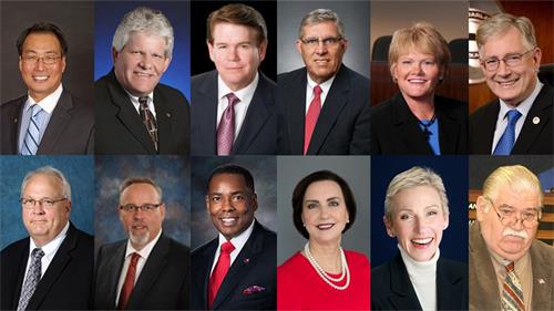 '圖1：美國大達拉斯地區十二城市褒獎法輪大法。圖為宣布法輪大法日、頒發嘉獎令的十二個城市市長（從左到右）：艾迪遜市長周建源?（Joe?Chow），艾倫市長斯蒂芬•特雷爾（Stephen?Terrell），阿靈頓市長?傑夫•威廉姆斯（W.Jeff.?Williams），科林斯市市長比爾•海德曼（Bill?Heidemann），嘉蘭市市長道格拉斯•阿塔斯（Douglas?Athas），高地村市市長夏洛特•威爾科克斯（Charlotte?Wilcox），路易斯維爾市長魯迪•達勒姆（Rudy?Durham），墨菲市市長斯科特•布蘭德裏（Scott?Bradley），布蘭諾市市長哈裏•拉羅斯裏爾（Harry?LaRosiliere），南湖市長勞拉•希爾（Laura?Hill），西湖市長勞拉•惠特（Laura?Wheat）和懷特賽特曼特市市長羅納德•懷特（Ronald?White）。'