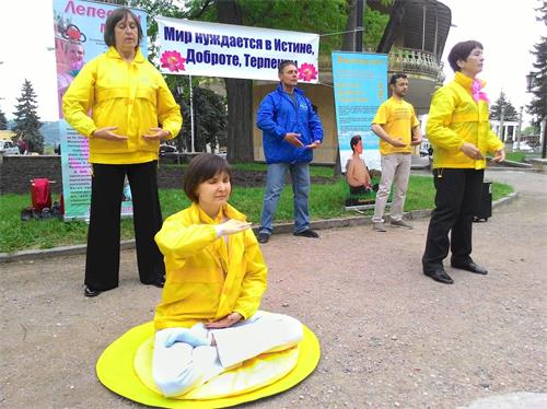 '圖1～2：北高加索地區的五山城（Pyatigorsk）的花壇公園集體煉功'