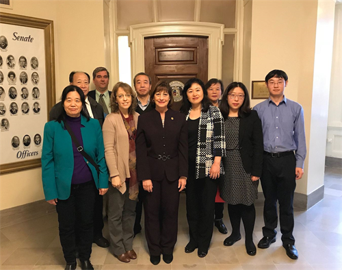 '圖：密蘇裏州參議院28號決議案的發起人、密蘇裏州參議員吉爾﹒舒普（Jill Schupp，中）與法輪功學員合影。'