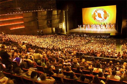 '圖4：五月五日神韻紐約藝術團在巴黎國際會議中心爆滿盛況。'